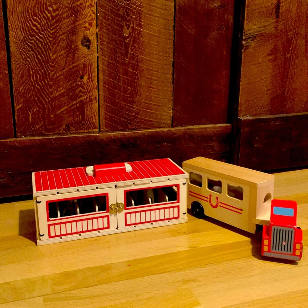 Melissa & Doug Take-Along Show-Horse Stable AND Horse Carrier 🐎